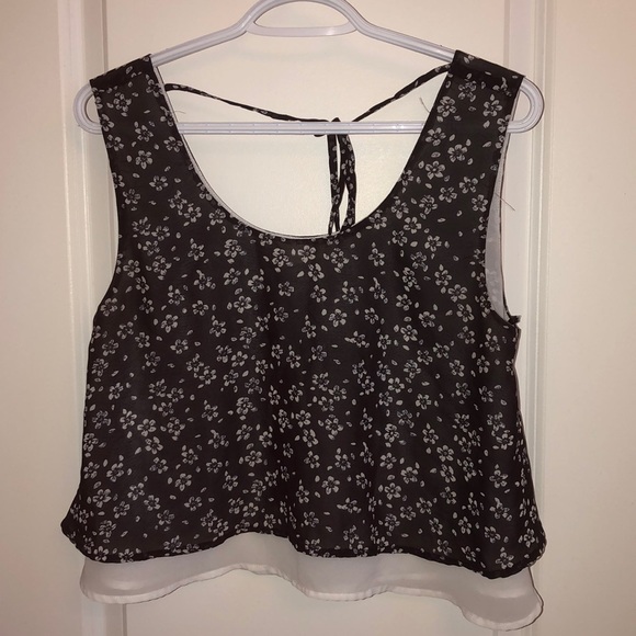 3/$15 Cute Flower Patterned Top 🌺🌺 - Picture 2 of 4